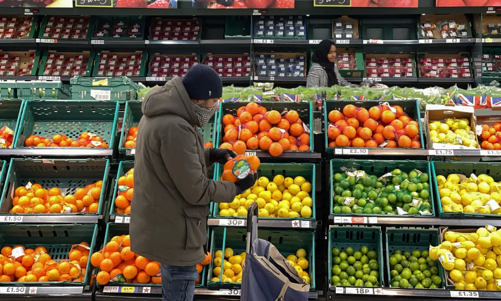 Un rayon fruits et légumes d'un supermarché britannique. 