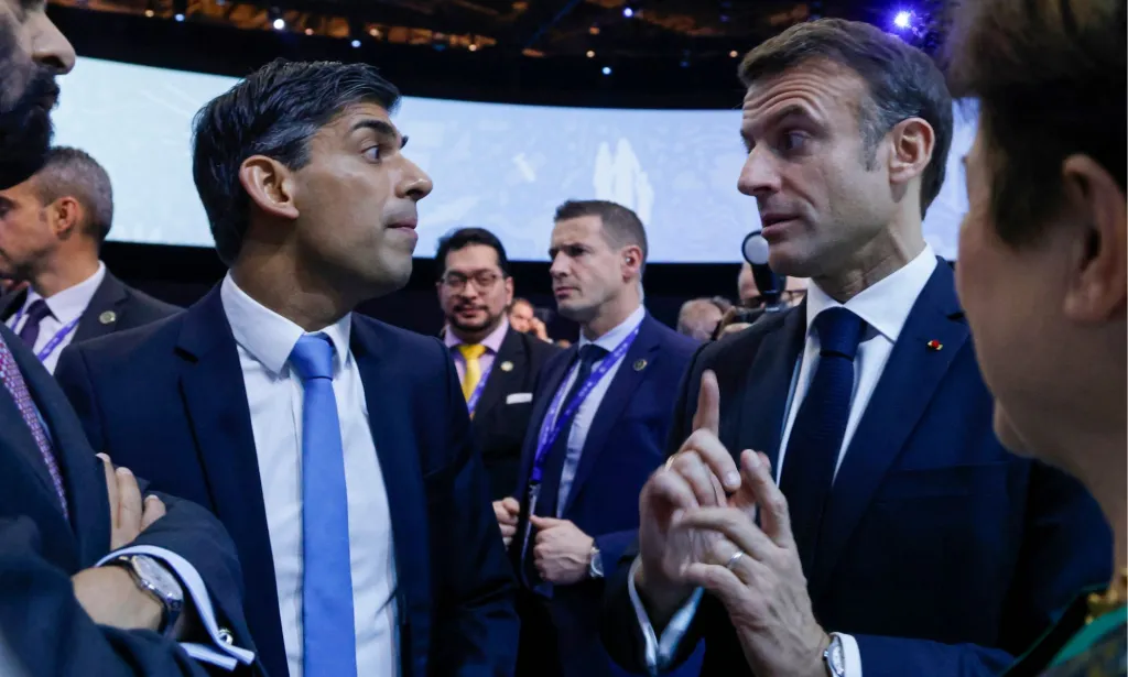 Rishi Sunak (à gauche) discutant avec Emmanuel Macron (à droite) lors de la COP28 en décembre 2023.