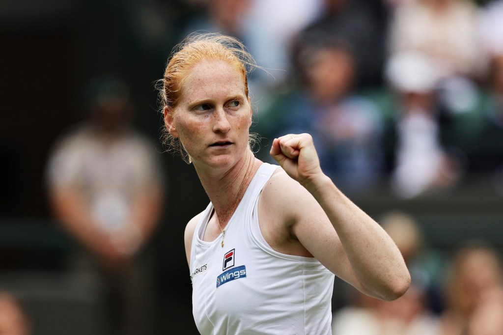 LONDRES, ANGLETERRE - 30 JUIN : Alison Van Uytvanck, de Belgique, célèbre un point lors de son match du premier tour des célibataires dames contre Elina Svitolina, d'Ukraine, lors de la troisième journée des championnats - Wimbledon 2021 au All England Lawn tennis and Croquet Club le 30 juin 2021. à Londres, en Angleterre.  (Photo de Clive Brunskill/Getty Images)