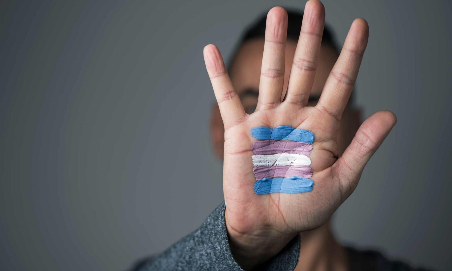 La décision d’un prêtre trans de faire son coming-out permet aux paroissiens de se sentir plus les bienvenus Trans flag