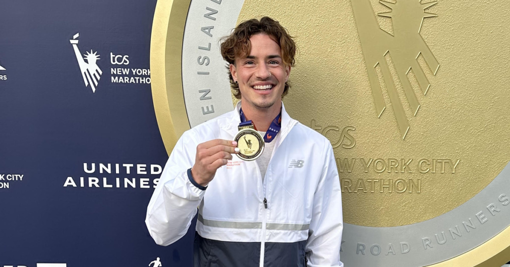 Cal Calamia a remporté la division non binaire du marathon de New York, mais ne recevra pas le chèque du gagnant Cal Calamia a remporté la division non binaire du marathon de New York, mais ne recevra pas le chèque du gagnant