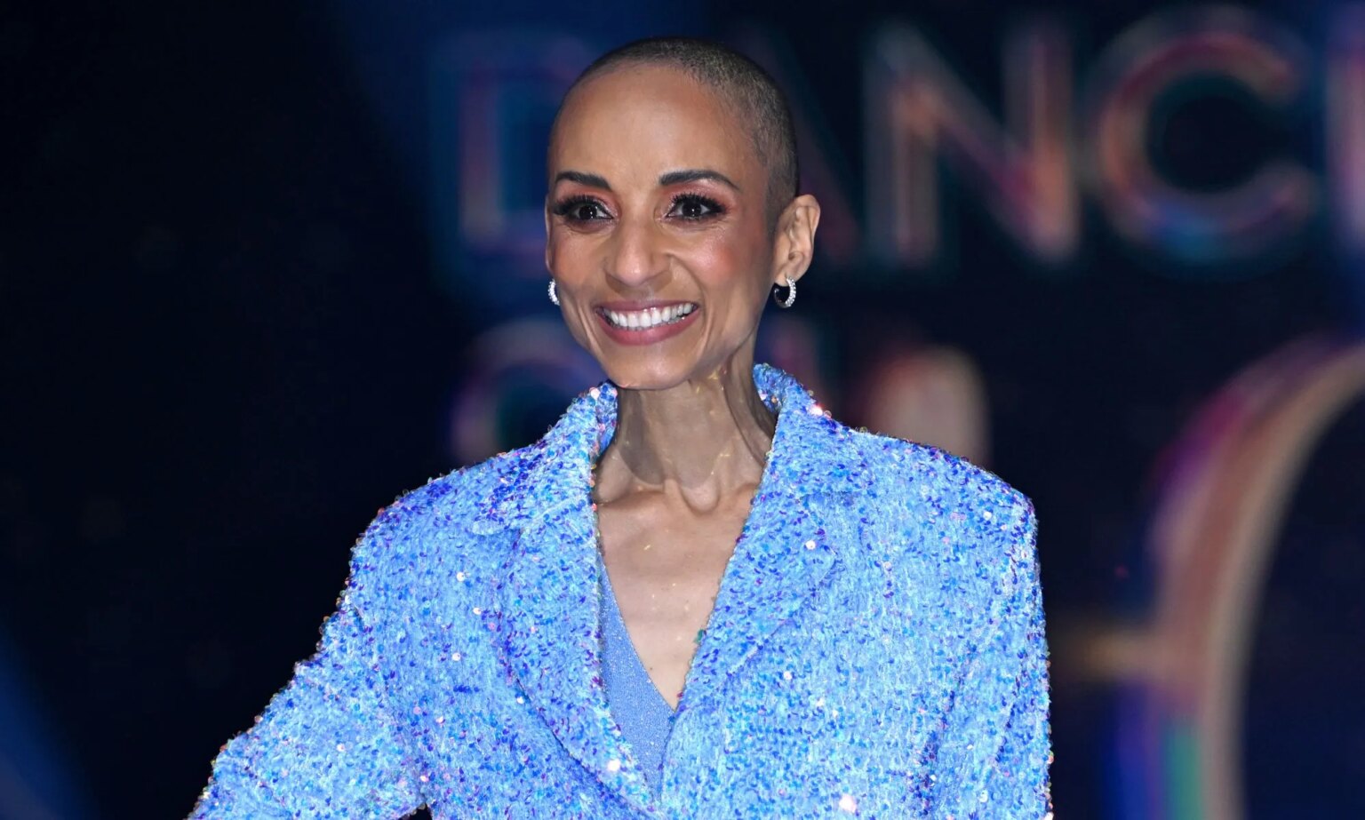 Adele Roberts partage une tragique nouvelle après ses débuts dans Dancing on Ice Adele Roberts staring ahead in a blue glittery suit