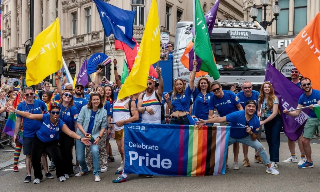 Il s'agit d'une image de personnes participant à un défilé de la fierté LGBTQ à Londres.