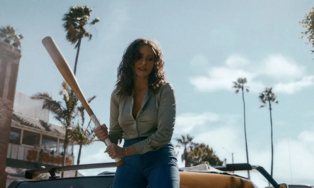 Sofia Vergara dans le rôle de Griselda Blanco tenant une batte de baseball