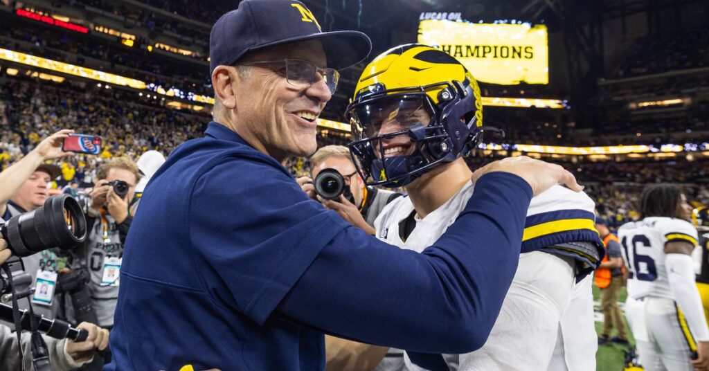 Chacune des quatre équipes de la finale des éliminatoires de football universitaire a un angle gay. En voici 8. Chacune des quatre équipes de la finale des éliminatoires de football universitaire a un angle gay. En voici 8.