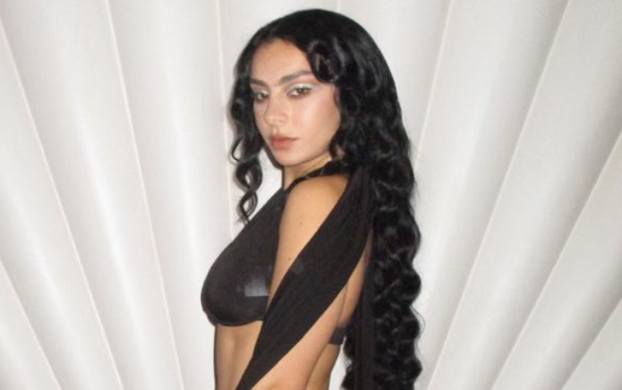 "Je suis très honorée" : Charli XCX récompensée aux Billboard Women in Music Awards