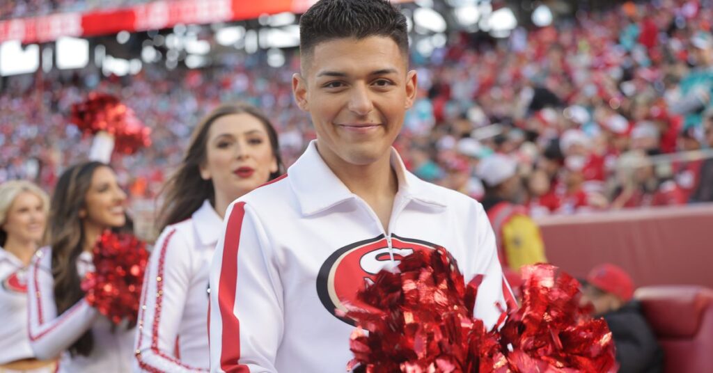 Jonathan Romero est le seul pom-pom girl gay du Super Bowl LVIII, pour les 49ers de San Francisco Jonathan Romero est le seul pom-pom girl gay du Super Bowl LVIII, pour les 49ers de San Francisco