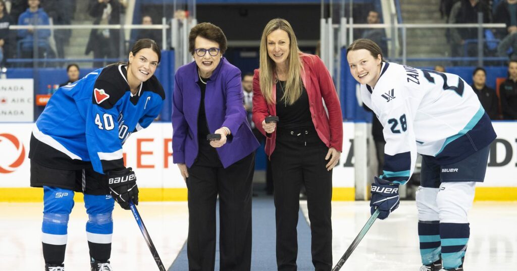 La PWHL commence avec des buteurs homosexuels et Billie Jean King lâche la première rondelle de cérémonie de la ligue La PWHL commence avec des buteurs homosexuels et Billie Jean King lâche la première rondelle de cérémonie de la ligue