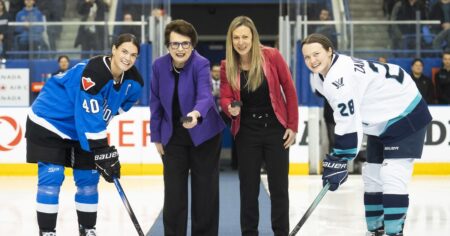 La PWHL commence avec des buteurs homosexuels et Billie Jean King lâche la première rondelle de cérémonie de la ligue