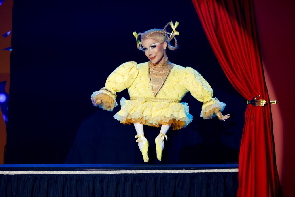 Les filles doivent aller au-delà des synchronisations labiales pour le spectacle de talents Drag Race Les filles doivent aller au-delà des synchronisations labiales pour le spectacle de talents Drag Race