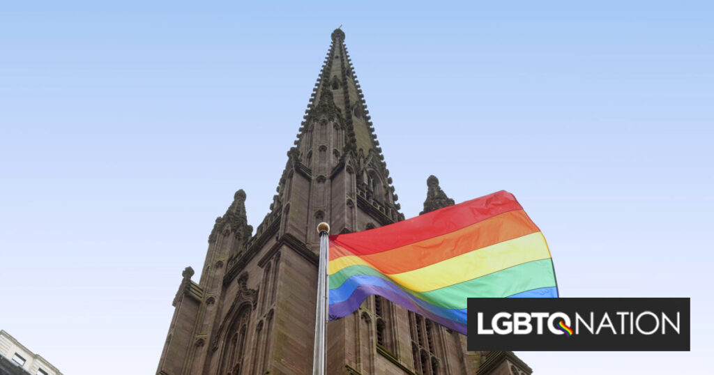 Une église a répondu avec amour après qu’un vandale haineux ait arraché sa bannière LGBTQ+ Une église a répondu avec amour après qu'un vandale haineux ait arraché sa bannière LGBTQ+