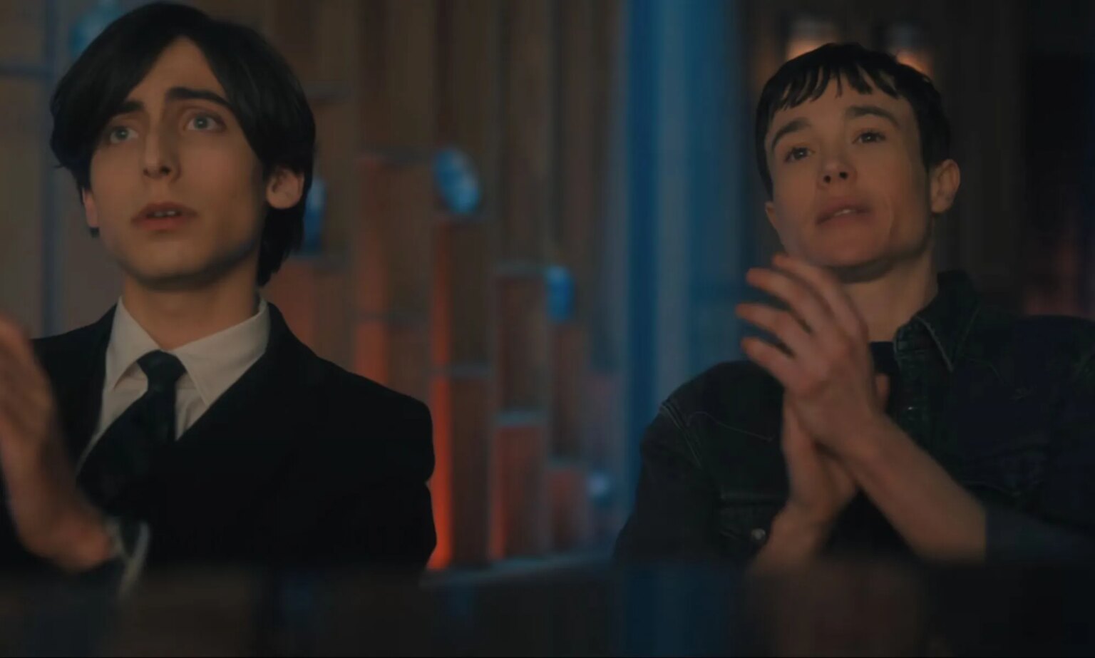 Premier aperçu d’Elliot Page dans la saison 4 de The Umbrella Academy Aidan Gallagher and Elliot Page in a still from the final season of The Umbrella Academy.
