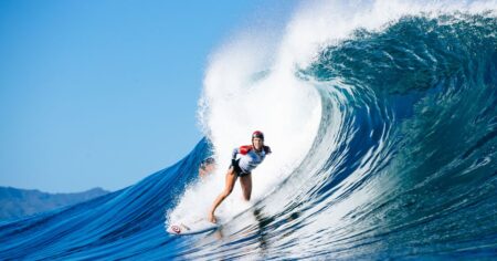 Les surfeurs anti-trans brûlent les vêtements de surf Rip Curl après que l'entreprise ait présenté l'athlète trans Sacha Jane Lowerson dans sa campagne