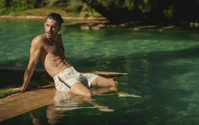 La star de Bridgerton, Jonathan Bailey, se met seins nus dans une nouvelle publicité