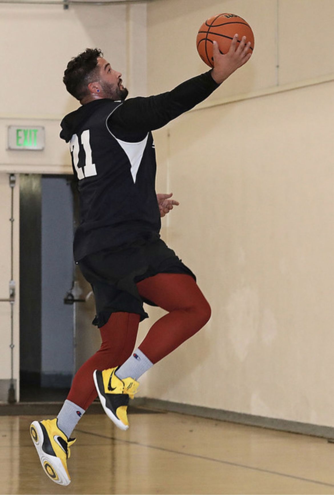 Un podcasteur sportif opte pour un lay-up en jouant au basket.