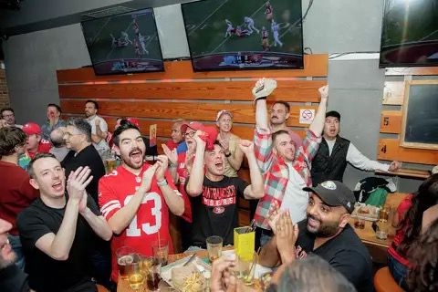 Les fans de football célèbrent leur équipe dans un bar gay.