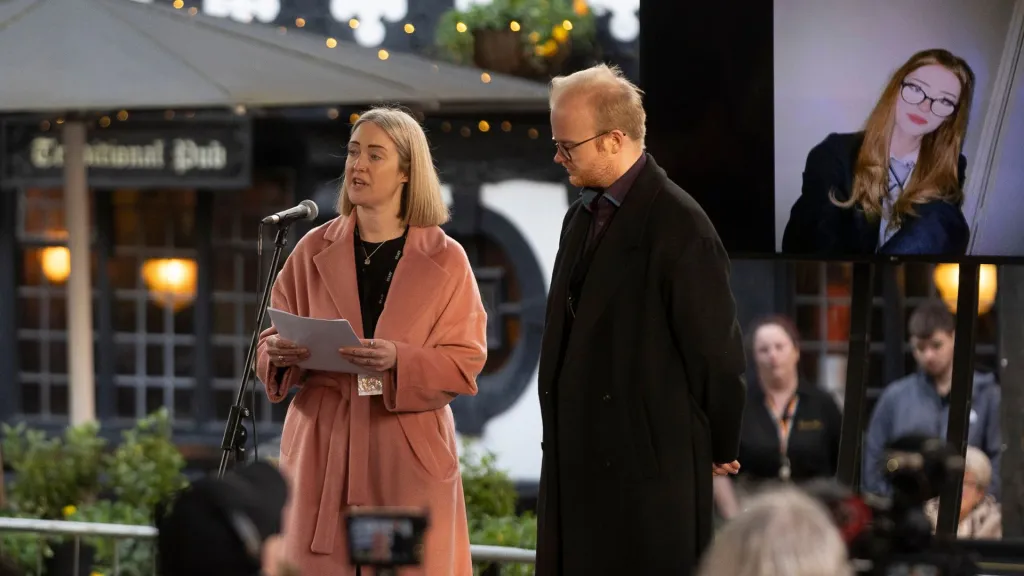 Esther Ghey, mère de Brianna Ghey, prend la parole lors d'une veillée pour marquer le premier anniversaire de la mort de Brianna dans les halles du vieux marché le 11 février 2024 à Warrington, en Angleterre.