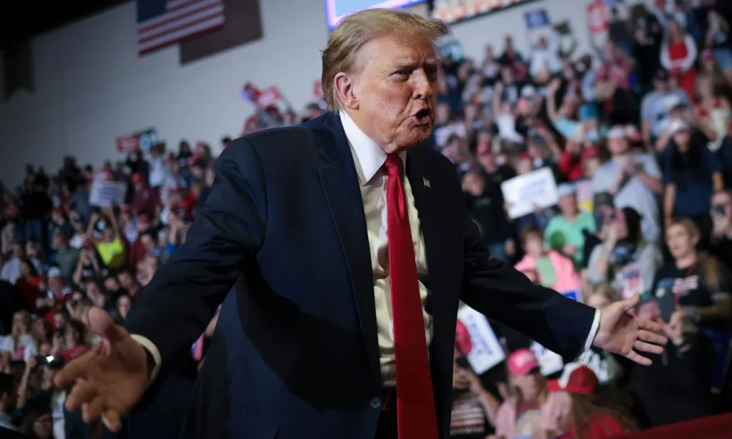 Donald Trump se tient devant ses partisans lors d'un rassemblement électoral pour le candidat républicain à l'élection présidentielle de 2024 en Caroline du Sud, où il a déclaré qu'il abandonnerait les alliés de l'OTAN qui ne paient pas leurs factures et qui étaient menacés par la Russie.
