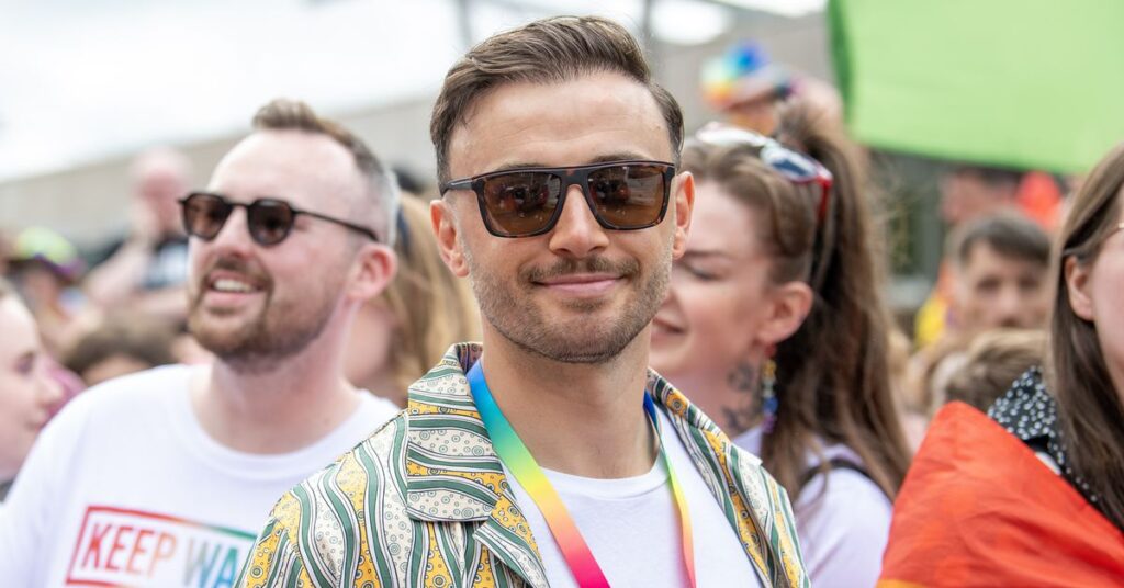 Le professionnel du football gay Zander Murray se métamorphose pour montrer son soutien aux personnes de la communauté LGBTQ Le professionnel du football gay Zander Murray se métamorphose pour montrer son soutien aux personnes de la communauté LGBTQ