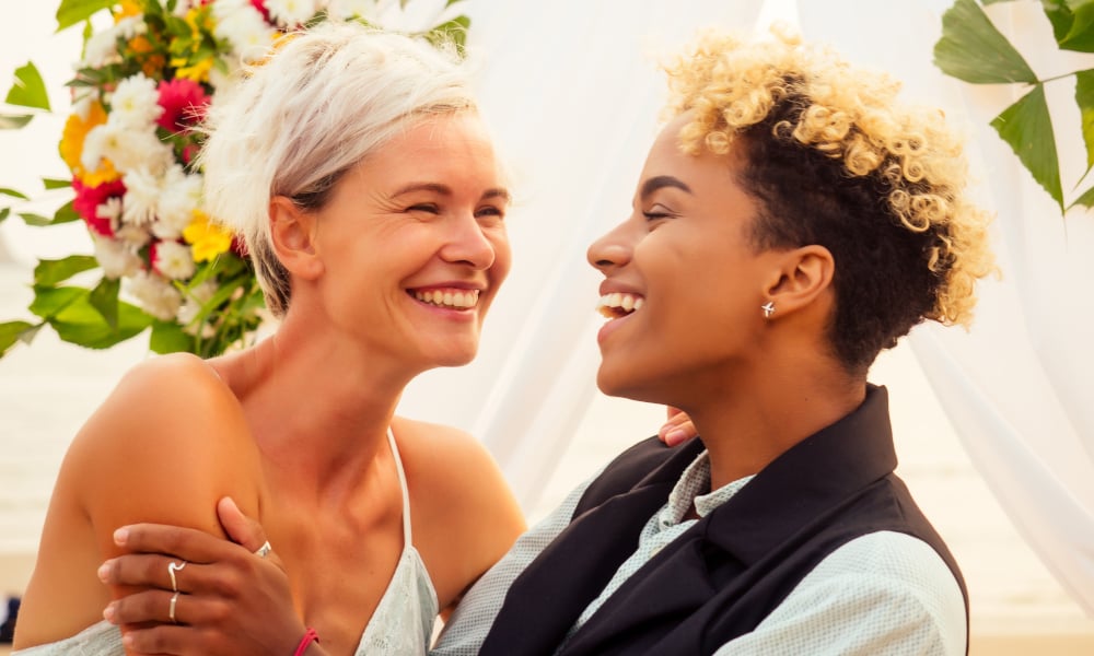 La Grèce légalise le mariage homosexuel et l’adoption La Grèce légalise le mariage homosexuel et l'adoption