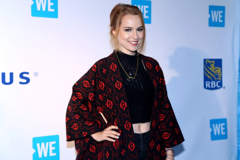 Bridgit Mendler devient maman d’un enfant adopté : « Etre parent est le plus beau cadeau qui soit » The former Disney actor announced the news. (Getty)