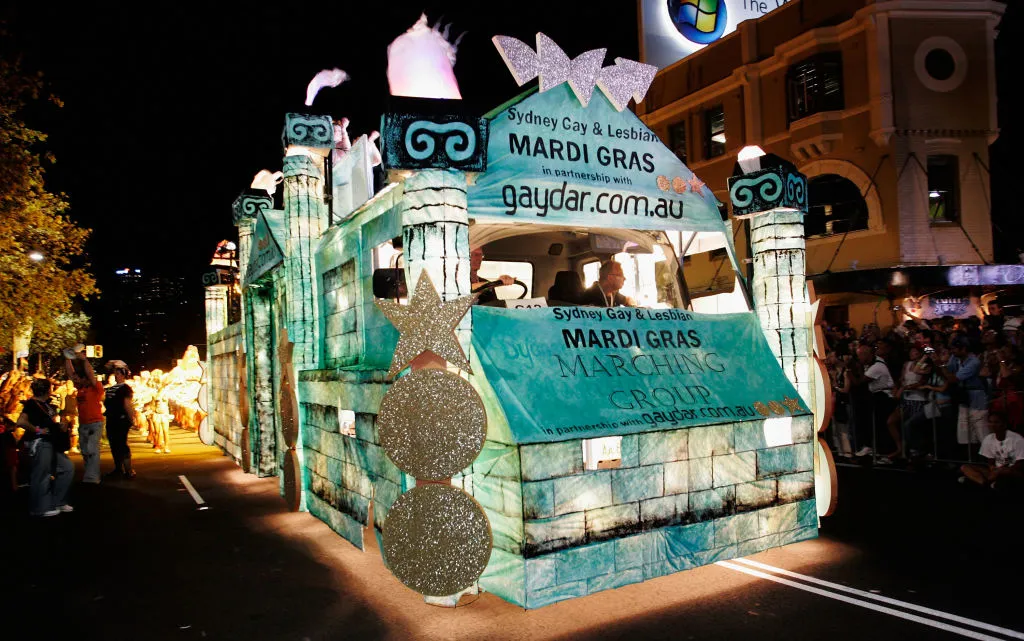 Qu’est-ce que « gaydar » ? Tout ce que vous devez savoir sur le terme LGBTQ+ The Gaydar float makes its way along Oxford Street during the 2007 Sydney Gay and Lesbian Mardi Gras parade March 3, 2007 in Sydney, Australia. The float is bright and well lit against the dark background of the street, and looks like an ancient roman temple