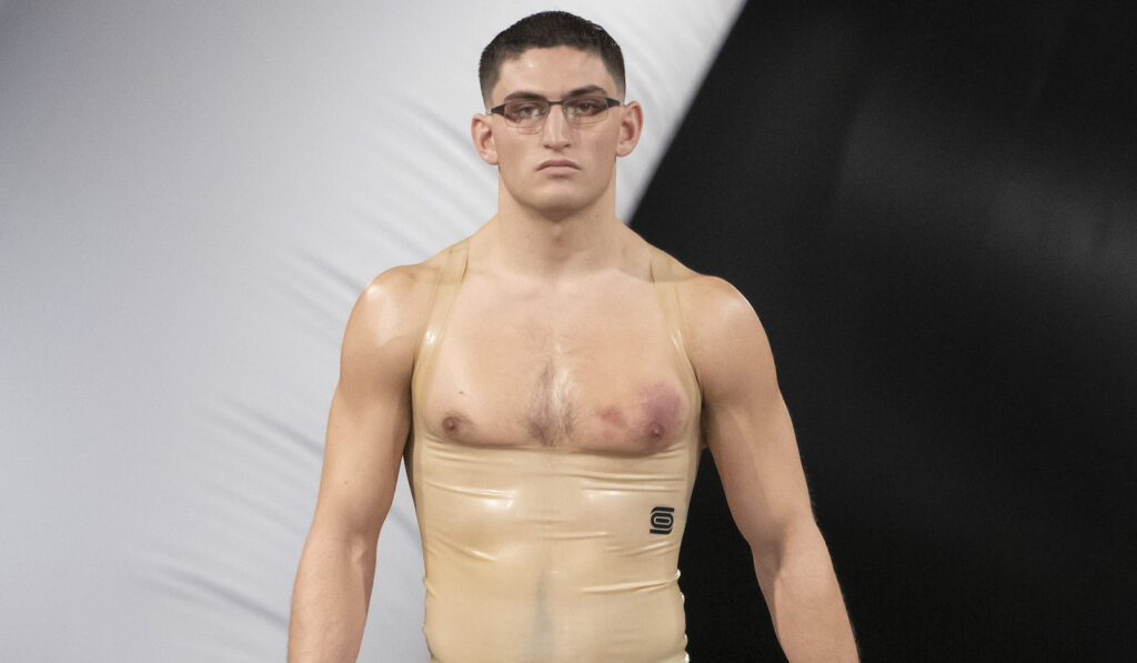 Si l’économie s’effondre, pourquoi *ne pas* s’habiller comme une dominatrice pour le bureau ? Si l’économie s’effondre, pourquoi *ne pas* s’habiller comme une dominatrice pour le bureau ?