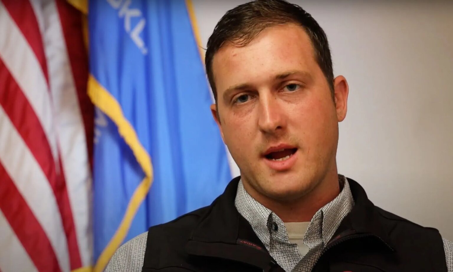 Fureur alors que le sénateur de l’Oklahoma qualifie les personnes LGBTQ+ de « saleté » après avoir été interrogé sur la mort de Nex Benedict Oklahoma senator Tom Woods (R) wears a grey shirt and black vest as he speaks to camera. The Republican lawmaker described LGBTQ+ people as