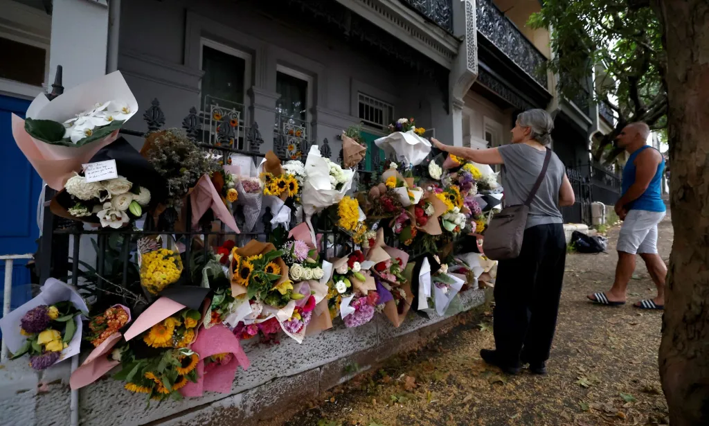 Un hommage floral à Jesse Davies et Luke Davies devant la maison du présentateur de télévision australien
