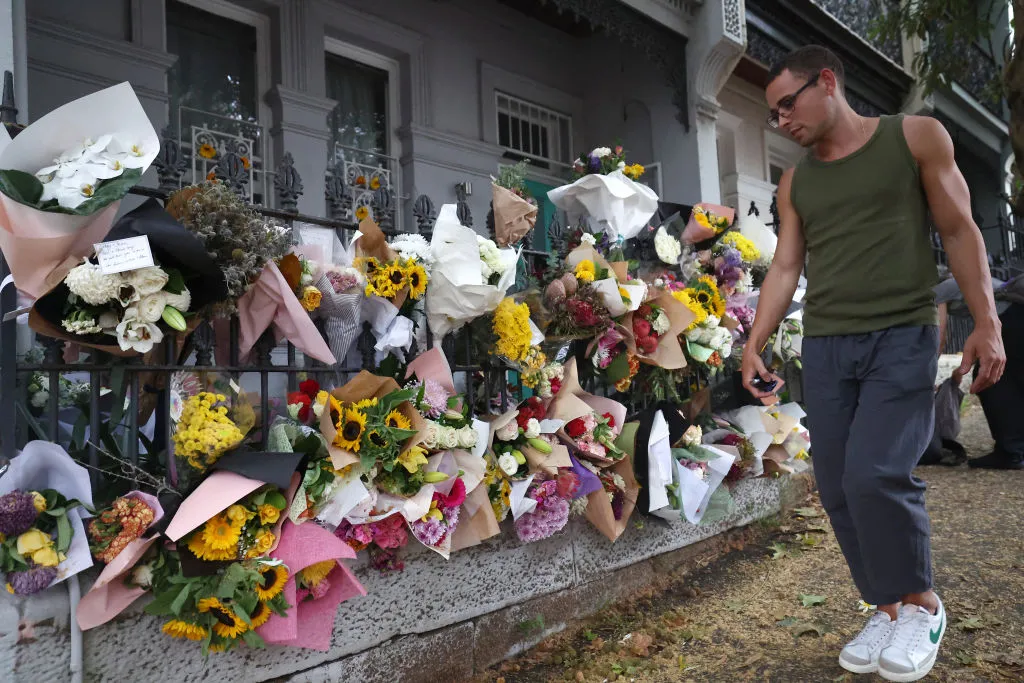 Hommages rendus au présentateur de télévision « éternellement aimé » Jesse Baird et à son petit ami Luke Davies après la découverte des corps Photo shows a floral display outside Jesse Baird