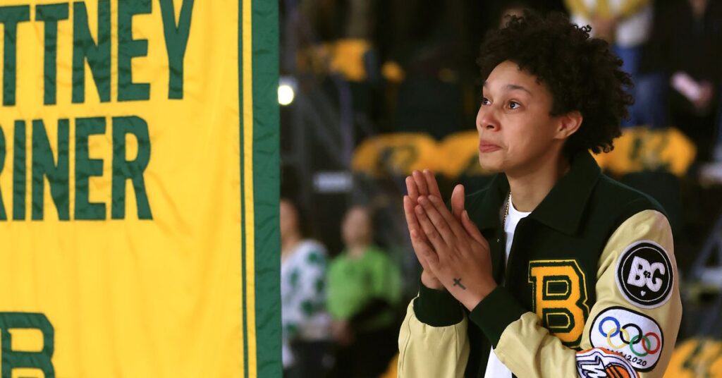 Brittney Griner fait un retour émouvant à Baylor pour la retraite de son numéro Brittney Griner fait un retour émouvant à Baylor pour la retraite de son numéro