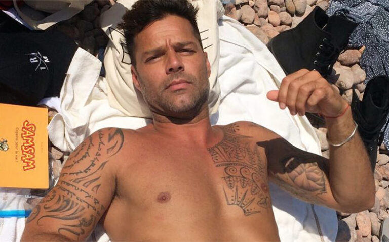 « Il est tellement réel » : les fans réagissent aux commentaires de Ricky Martin sur le fétichisme des pieds