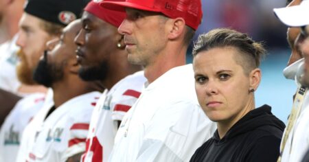 Katie Sowers, la seule entraîneure gay de l'histoire du Super Bowl, a des liens avec les 49ers et les Chiefs