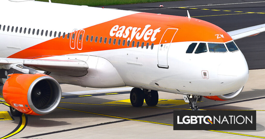 La police arrête un homme pour avoir tenté d’embrasser un autre homme pendant un vol international La police arrête un homme pour avoir tenté d'embrasser un autre homme pendant un vol international