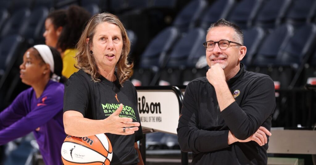 Le basket féminin américain, avec 2 entraîneurs et un groupe de joueuses, est en feu et se dirige vers les JO de Paris Le basket féminin américain, avec 2 entraîneurs et un groupe de joueuses, est en feu et se dirige vers les JO de Paris
