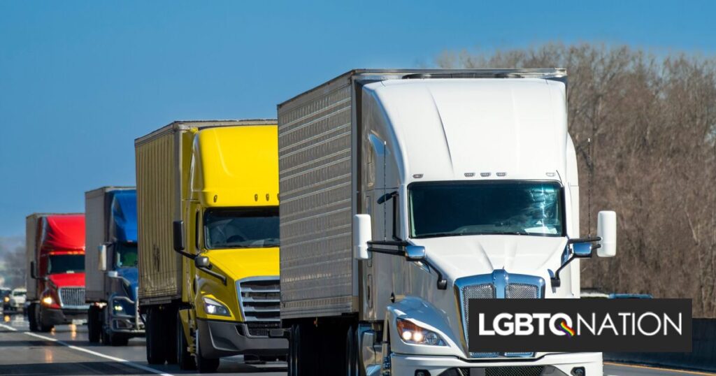 Le convoi frontalier qui rassemble tous les complots favoris de la droite Le convoi frontalier qui rassemble tous les complots favoris de la droite