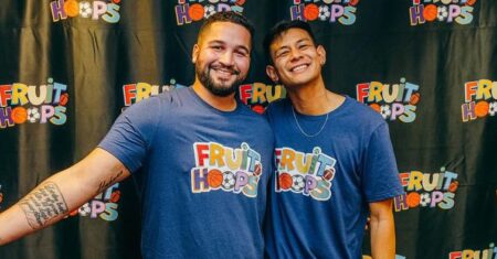 Les podcasteurs de "Fruit Hoops" montrent comment les fans de sport gay combinent le meilleur d'ESPN et d'E!  Nouvelles