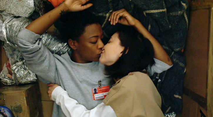 Soso et Poussey s'embrassent dans leur tanière de fortune (Netflix/Orange Is the New Black)