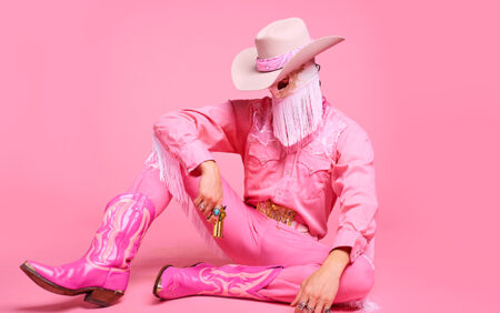 Orville Peck révèle la célébrité masculine pour laquelle il « risquerait tout »