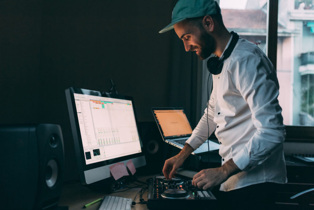 Quels sont les défis quotidiens et les victoires d’une carrière de DJ professionnel ? Quels sont les défis quotidiens et les victoires d'une carrière de DJ professionnel ?