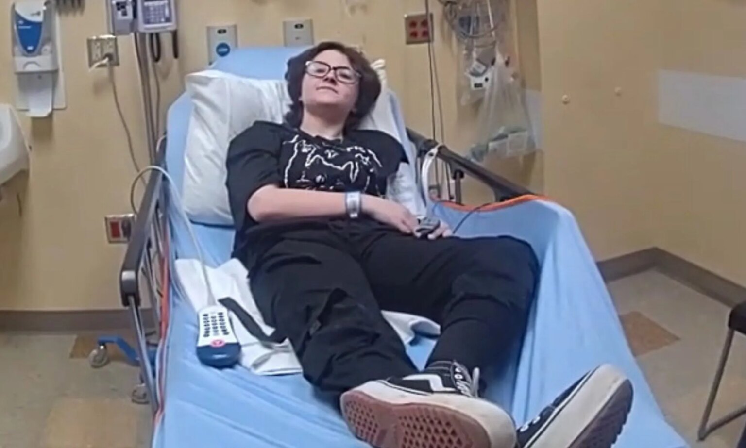 Une école d'Oklahoma fait l'objet d'une enquête fédérale américaine à la suite de la mort de Nex Benedict Nex Benedict lying down in a blue hospital bed facing the bodycamera.