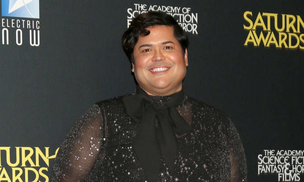 Harvey Guillén encourage la représentation queer dans l'avenir de Disney Harvey Guillén encourage la représentation queer dans l'avenir de Disney