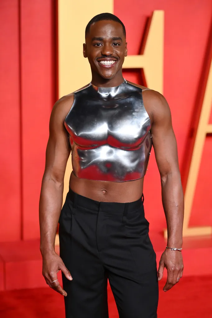 BEVERLY HILLS, CALIFORNIE - 10 MARS : Ncuti Gatwa participe à la Vanity Fair Oscar Party 2024 organisée par Radhika Jones au Wallis Annenberg Center for the Performing Arts le 10 mars 2024 à Beverly Hills, Californie.  (Photo de Karwai Tang/WireImage)