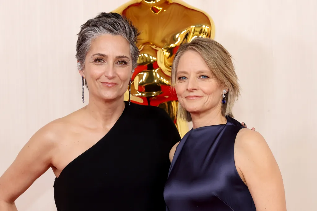 HOLLYWOOD, CALIFORNIE - 10 MARS : (LR) Alexandra Hedison et Jodie Foster assistent à la 96e cérémonie annuelle des Academy Awards le 10 mars 2024 à Hollywood, Californie.  (Photo de Mike Coppola/Getty Images)