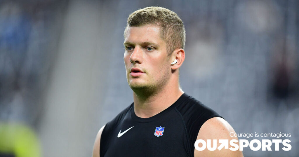 Carl Nassib qualifie Sean Strickland de l'UFC de « racaille de l'humanité » pour sa dernière tirade anti-gay Carl Nassib qualifie Sean Strickland de l'UFC de « racaille de l'humanité » pour sa dernière tirade anti-gay