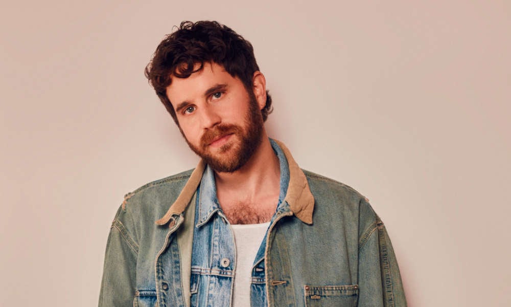 Ben Platt charme à nouveau avec « Andrew » : votre aperçu de son prochain album « Honeymind » Ben Platt charme à nouveau avec « Andrew » : votre aperçu de son prochain album « Honeymind »