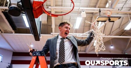 L'entraîneur de basket-ball universitaire masculin gay remporte le tournoi de conférence dès sa première saison