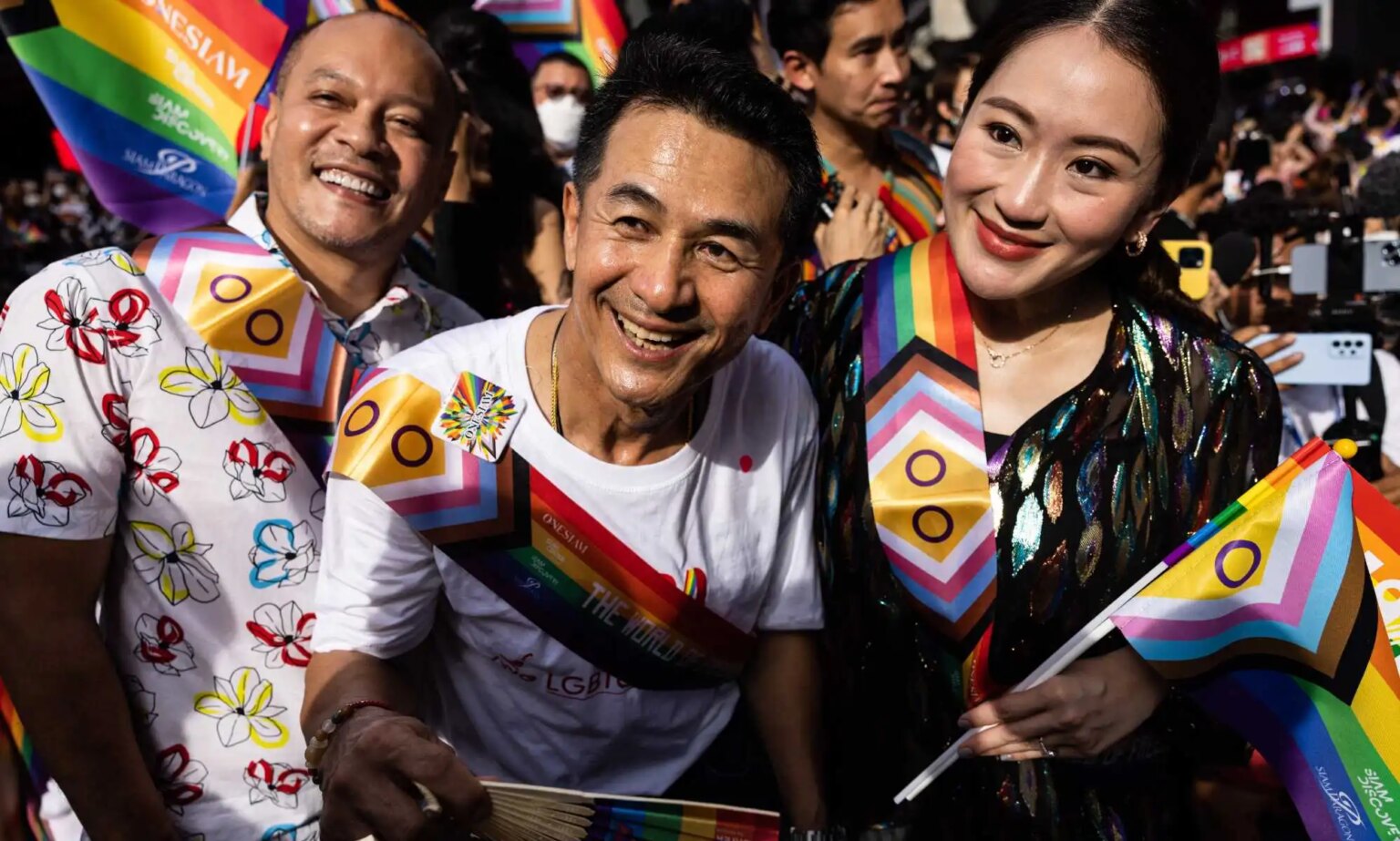 La Thaïlande se rapproche de la légalisation du mariage homosexuel BANGKOK, THAILAND - JUNE 04: (L-R) Nattawut Saikua, Chonlanan Srikaew, and Paetongtarn Shinawatra, members of the Pheu Thai party, attend a Pride parade on June 04, 2023 in Bangkok, Thailand. Members of the LGBTQ community and allies take part in a Pride month march through central Bangkok. (Photo by Lauren DeCicca/Getty Images)