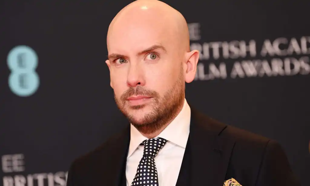 Tom Allen photographié sur le tapis rouge lors d'un événement.