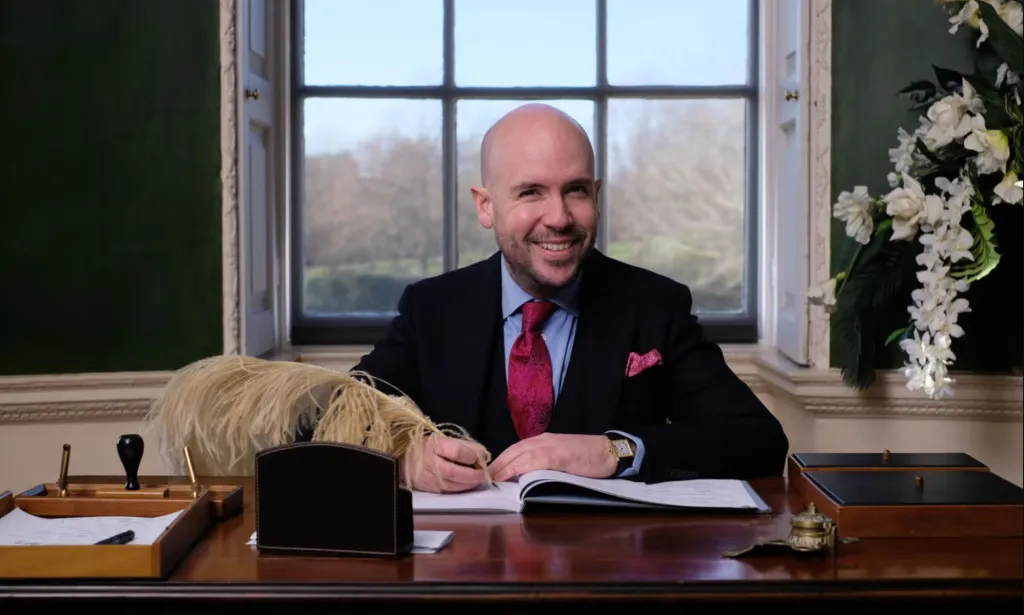 Tom Allen dans un grand mariage gay avec Tom Allen.  (BBC)